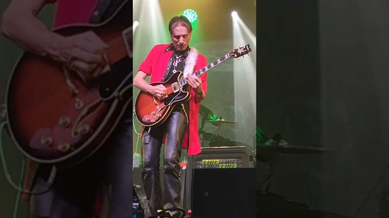 Steve Vai playing with broken e string!