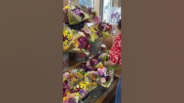 Joanne transforms Trader Joe’s flowers into a chic arrangement 🌸 #TraderJoesFinds #flowerarranging