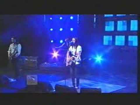 Brooke Fraser performs Albertine, live at the Vodafone New Zealand Music Awards 2007.