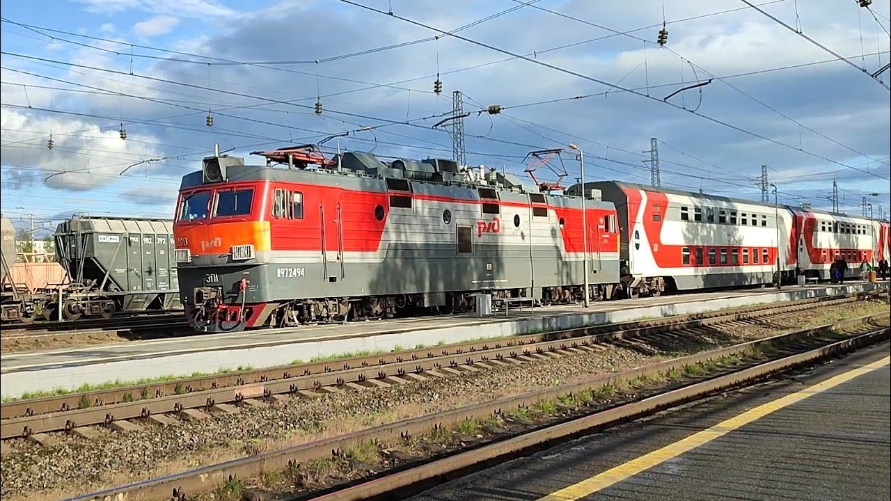 Электровоз ЭП1-248, прибывает с двухэтажным поездом №12, сообщением С.-Петербург-Мурманск.