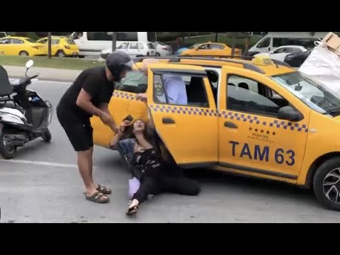 Taksicinin indirmek istediği kadın kendisini yere atıp aracın altına girmeye çalıştı