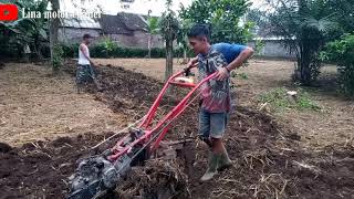 Pemuda tamatan SD merakit traktor mini dari mesin sepeda motor bekas.