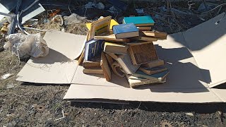 Книги викинуті на макулатуру, що викидають, забрав з під пресу? @Knyg_bai #барахолка #знахідки