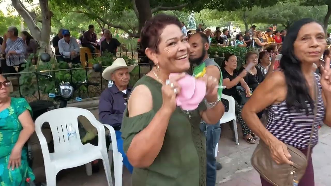 En vivo y a todo color, baile en la Plaza de Armas de Torreón.