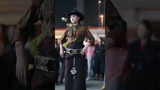 The Tibetan girl smiled shyly. She must try the beautiful Tibetan clothes. Dance the Guozhuang danc