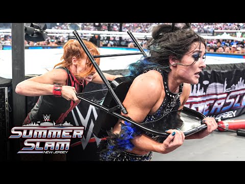 CLÁSICO INSTANTÁNEO: Becky Lynch sigue reinando como Campeona Intercontinental; Bayley arruina la increíble contienda de Lyra Valkyria