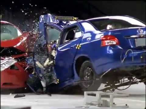 www.sicurauto.it - Crash test compatibilitÃ  IIHS - Toyota Camry vs Toyota Yaris - 64 km More info: www.sicurauto.it