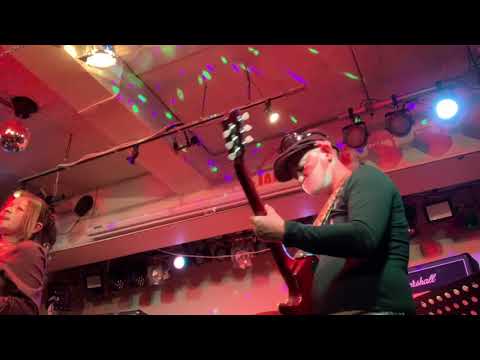 ウーマン　11/21 初ライブ　アンルイスカバーバンド