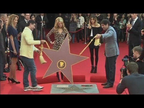 Video: Paris Hilton flög till Moskva