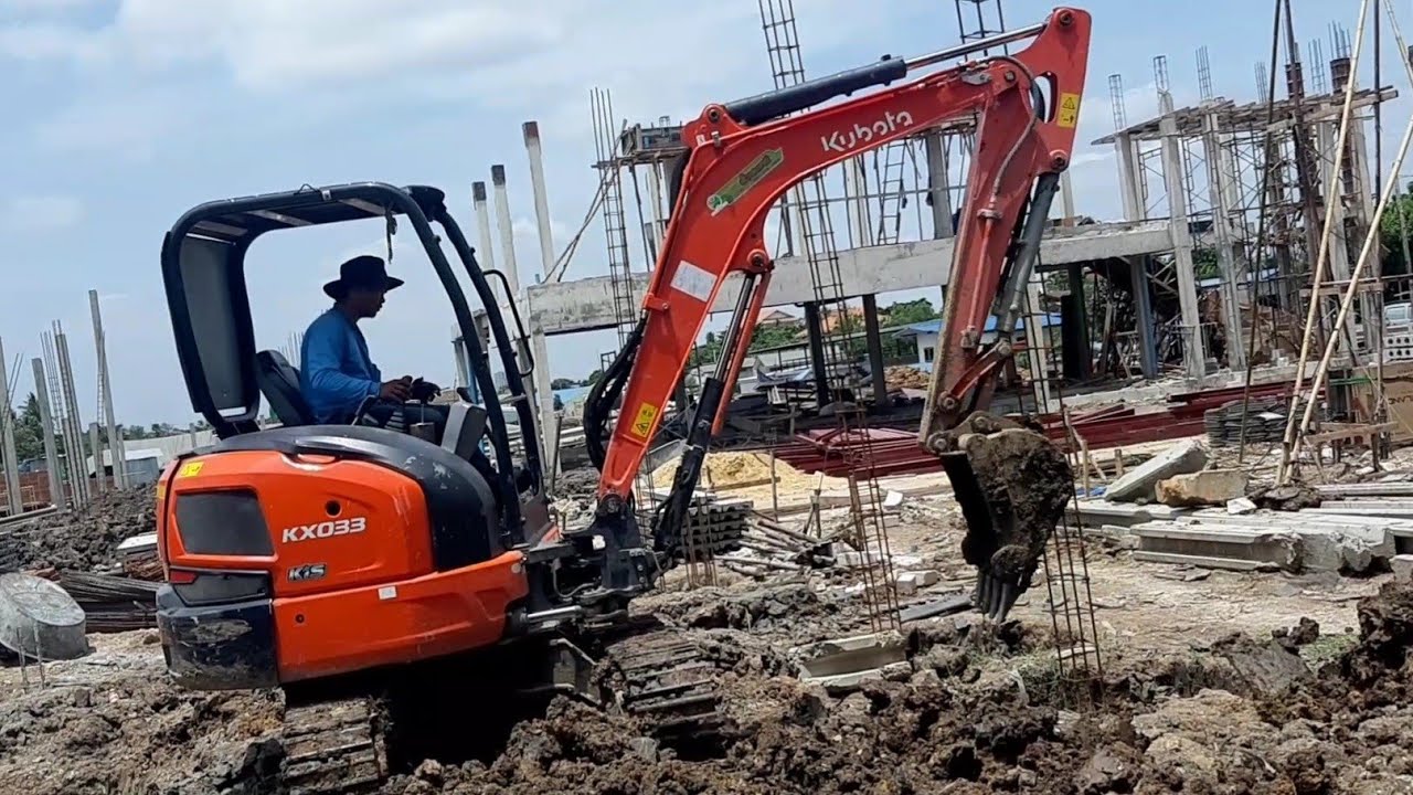 Exzcavotor excavating/For placing beams