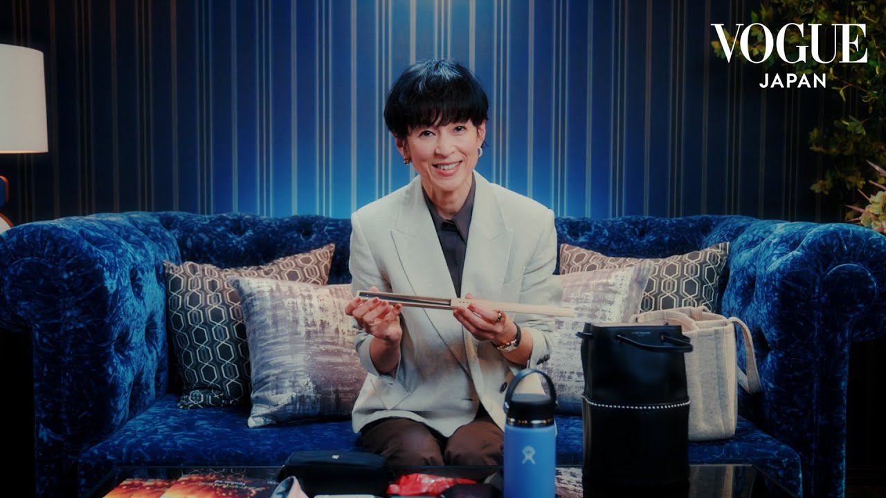 鈴木保奈美のバッグの中身は? マイ箸やマッサージャーなどの特選アイテムたち。 | In The Bag | VOGUE JAPAN