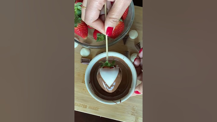 Tuxedo Strawberries | How to make chocolate covered tuxedo strawberries