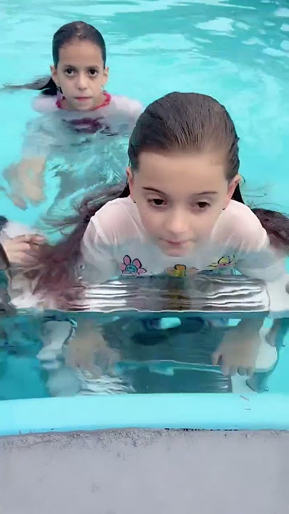 Jessica Laurinha and Helena learn to swim #jessicasousa