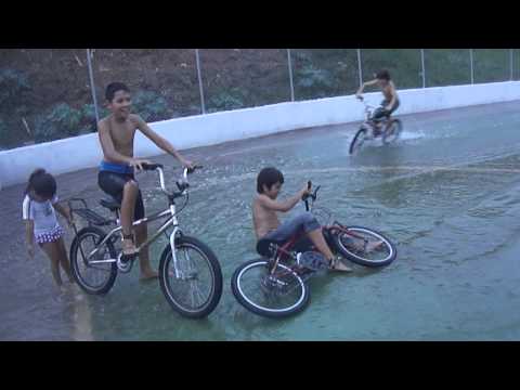 BICICLETA NA AGUA ENGRAÇADAS QUEDAS.