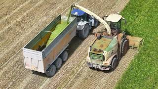 énorme chantier d'ensilage FULLL NEW HOLLAND