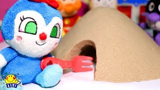 アンパンマン おもちゃ 砂遊び！キネティックサンドの砂山からたまごが出てくる★コキンちゃんの司会で料理対決！ままごとトントン ガチャガチャ たまごMammy