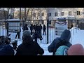 Навальный в полиции просит пустить журналистов на "открытое" заседание суда