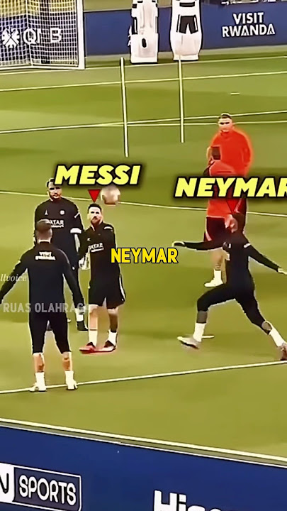 Messi Mencoba Mengelebaui Neymar