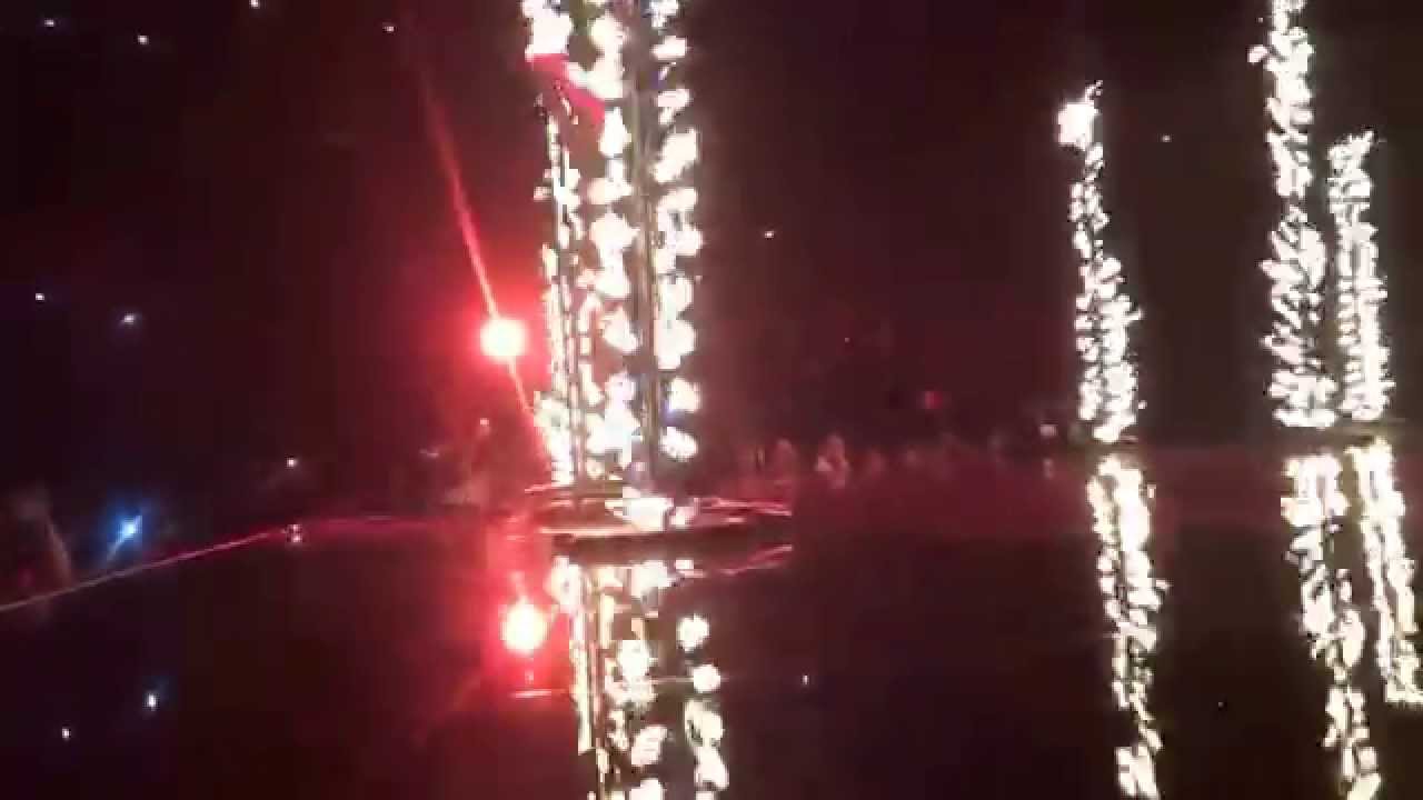 The Weeknd - The Hills (Live) Crazy Fans Rush Stage Toronto Nov 3, 2015 ACC