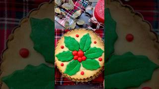 Crostata Natalizia Con Agrifoglio E Bacche Rosse