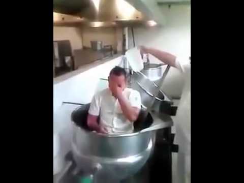 Empleado del IMSS utiliza olla de la comida para bañarse en la cocina