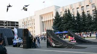 Синхронное сальто на снегоходе и мотоцикле