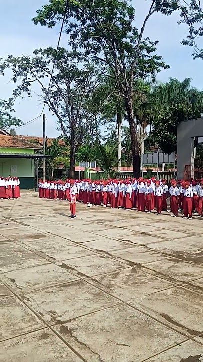 Menyanyikan Lagu Wajib Nasional