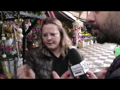 Fiorai in rivolta all'ingresso monumentale del cimitero di Bari