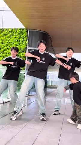 Tian Zhi Wen's New Dance | #TianZhiWen #TripletsDance