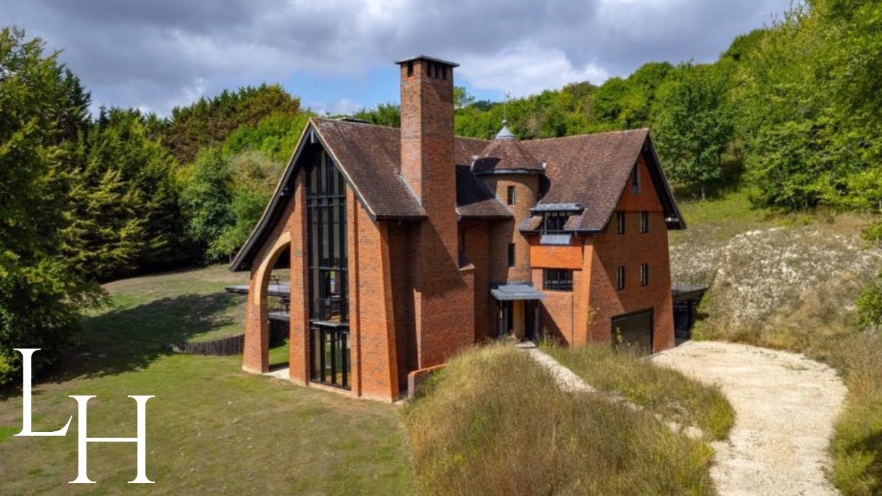 ⁣A Home Like No Other: Experience this £3,000,000 Architectural Delight
