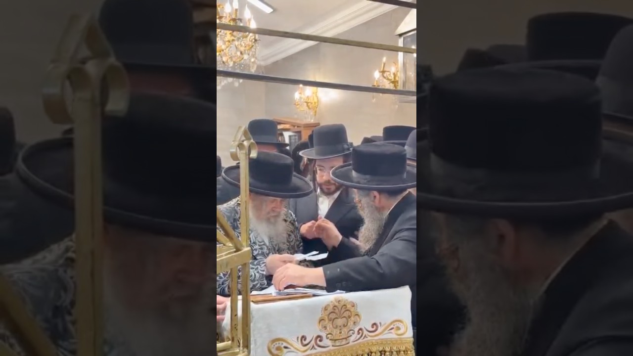 האדמו״ר מסאטמאר בתפילה בציון הנועם אלימלך בפולין