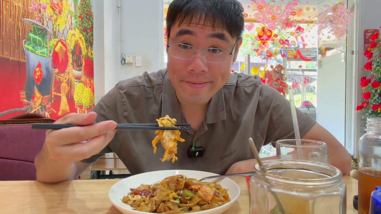New Yorker Tries Authentic Malaysian Chinese Food in Saigon