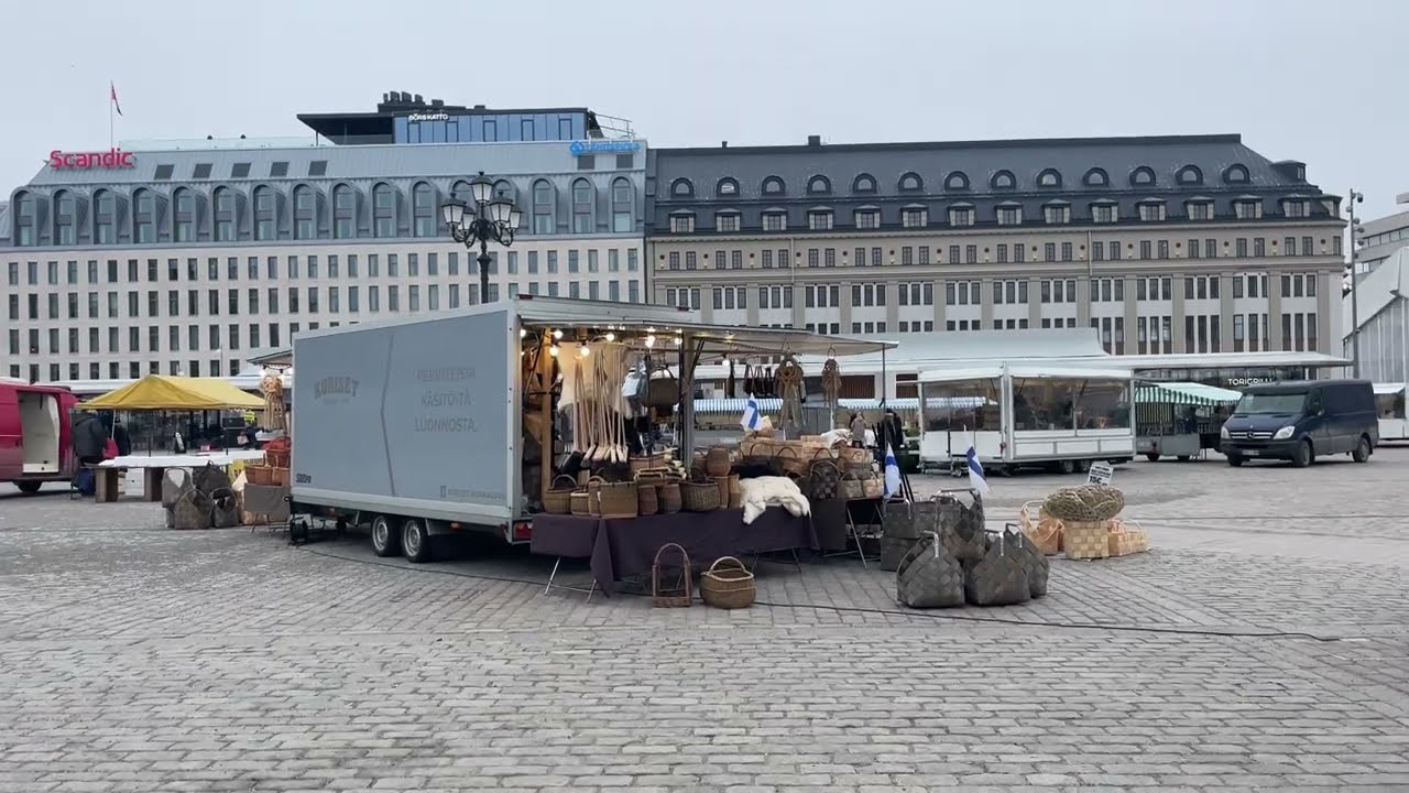 Turun Kauppatorilla Maaliskuisena aamuna / Finland (4K)