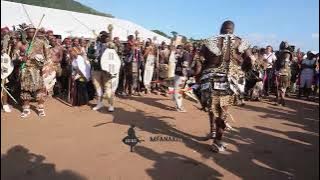 PHUM'ENDLINI & NGIZWE MCHUNU, KUYADULA UKUBA INSIZWA: AMABUTHO UMHLABA UHLANGENE. #UMBUMBULU