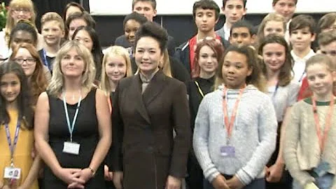 China's First Lady Peng Liyuan visits Fortismere School in London - DayDayNews