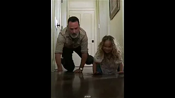 وصحي بيوم لقى الناس تحولت زومبي وبيحاول يهرب منهم اسم المسلسل The Walking Dead 