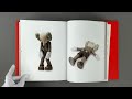 Traces the career of the exceptional artist over several hundred pages / KAWS "KAWS Tokyo First"