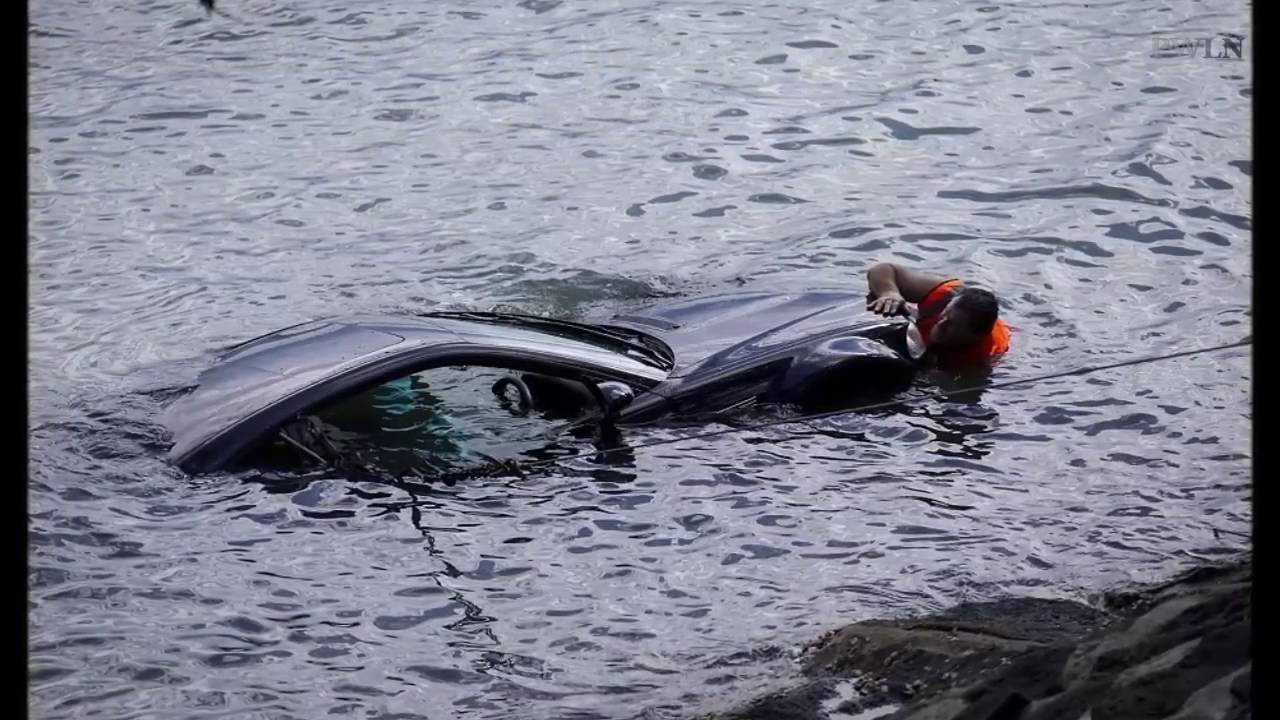 Машины падают в воду. Выбраться из тонущей машины. Утопленная машина. Машина упала в воду. Тонущий автомобиль.