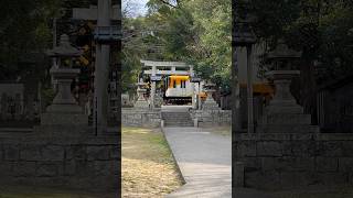 神社の構内を走る来月で定期運用から離脱する近鉄16000系Y08-Y51編成