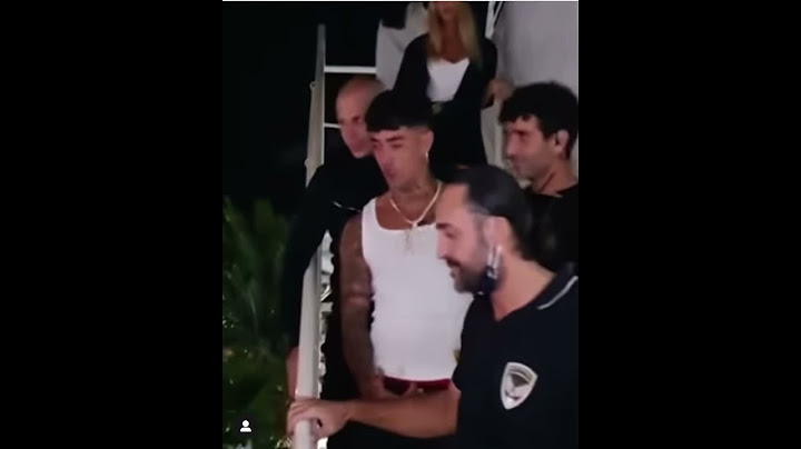 Tony Effe si arrabbia con i fan perché non lo fanno andare in bagno.