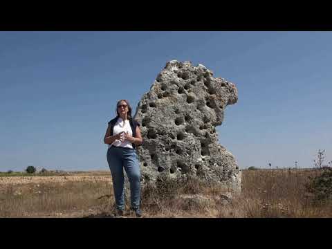 Video: ¿Qué es un menhir? Cantos rodados colocados verticalmente. Edad de los menhires