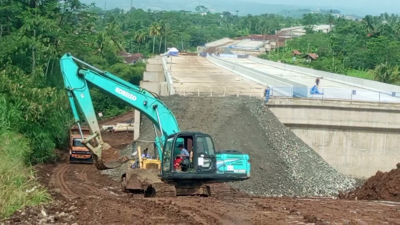 Melintasi tanjakan licin 