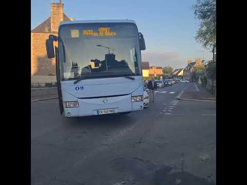 A Saint-Hilaire-du-Harcouët, une voiture coincée sous un autocar alors qu'il tournait