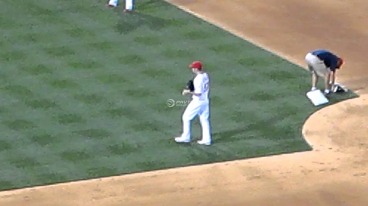 David Herndon jogs to the mound from bullpen