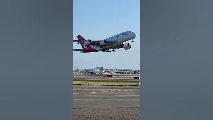 #qantas #takeoff #sydneyairport #plane #aviation #airlines #pilot #airport #planespotting #airbus