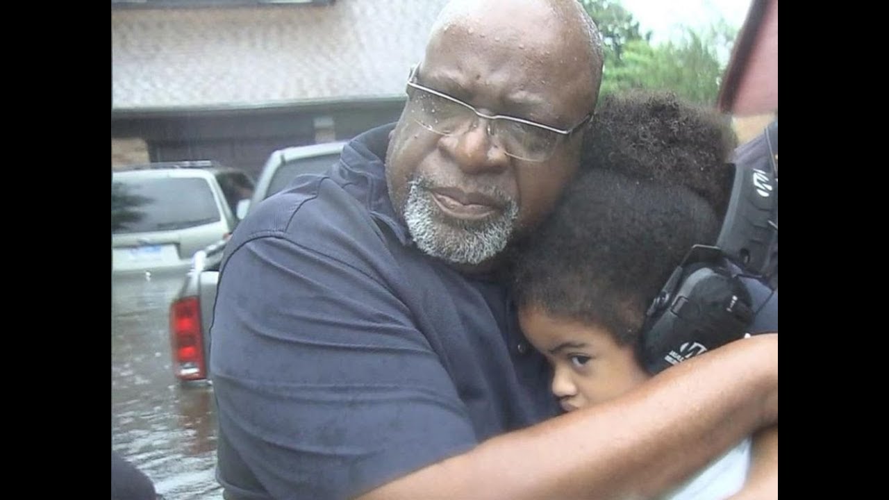 Firefighter saving Hurricane Harvey flood victims rescues his own parents: "I've never seen..."