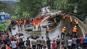 GAWAT !!! SITUASI DARURAT TUMPAHAN MINYAK, 1 Truk Air Diturunkan Bersihkan Tanjakan Sitinjau Lauik