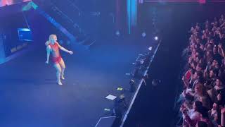 Zara Larsson - End of time - Live at Brussels VENUS TOUR Resimi