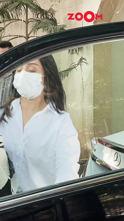 Shraddha Kapoor AVOIDS removing mask and RUSHES inside her car post salon session #shraddhakapoor