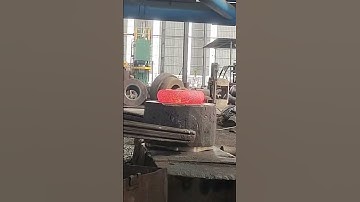 Extremely dangerous forging, forging cylindrical iron blocks into giant screws at high temperatures!